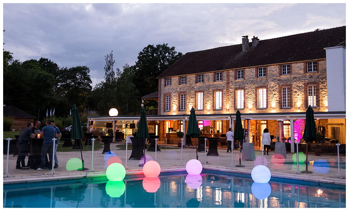 Vue sur la piscine du Business Village lors d'un séminaire d'entreprise en France